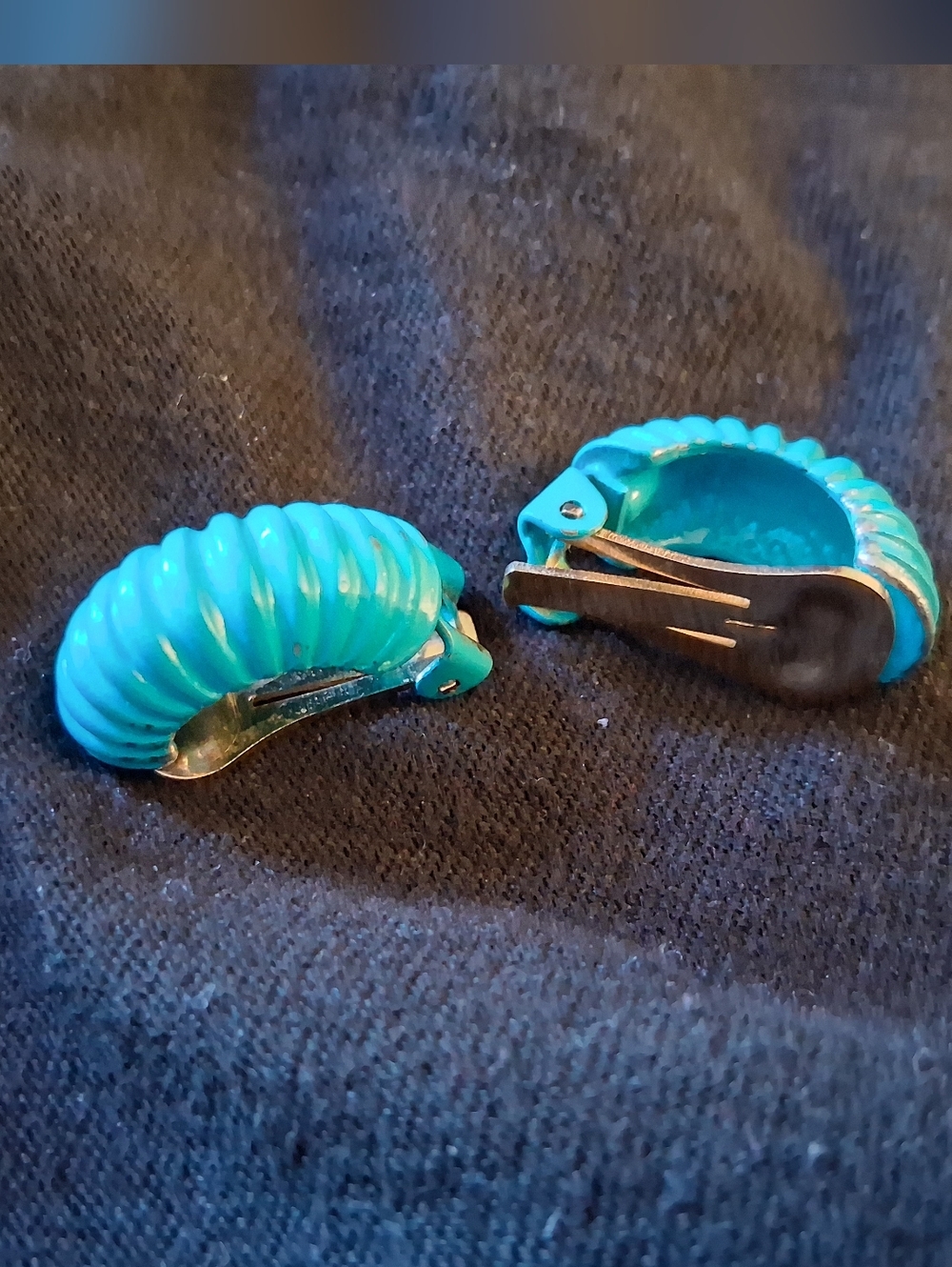 Vintage Ribbed Clip-On Earrings in Bright Turquoise